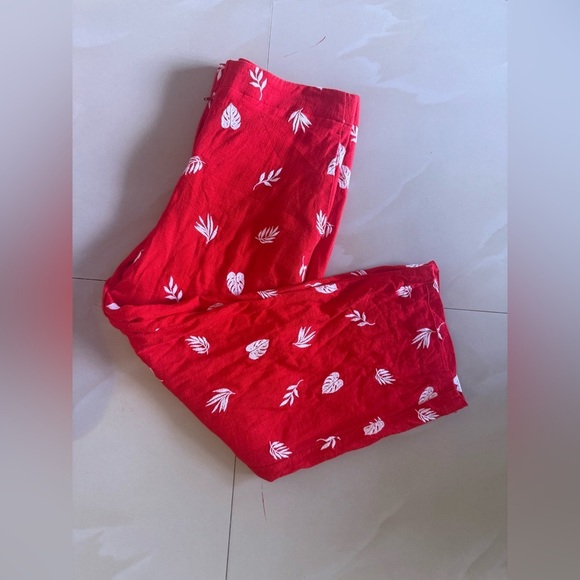 Ann Taylor Red Leaf Print Pants red and white capri size 4 wide legs - Picture 2 of 15